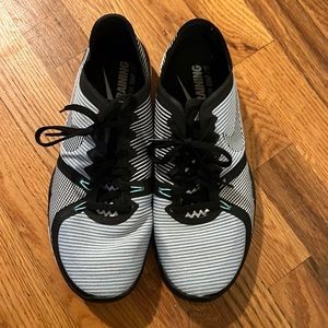 NIKE Size 7 women athletic shoes LIKE NEW.   Worn once.